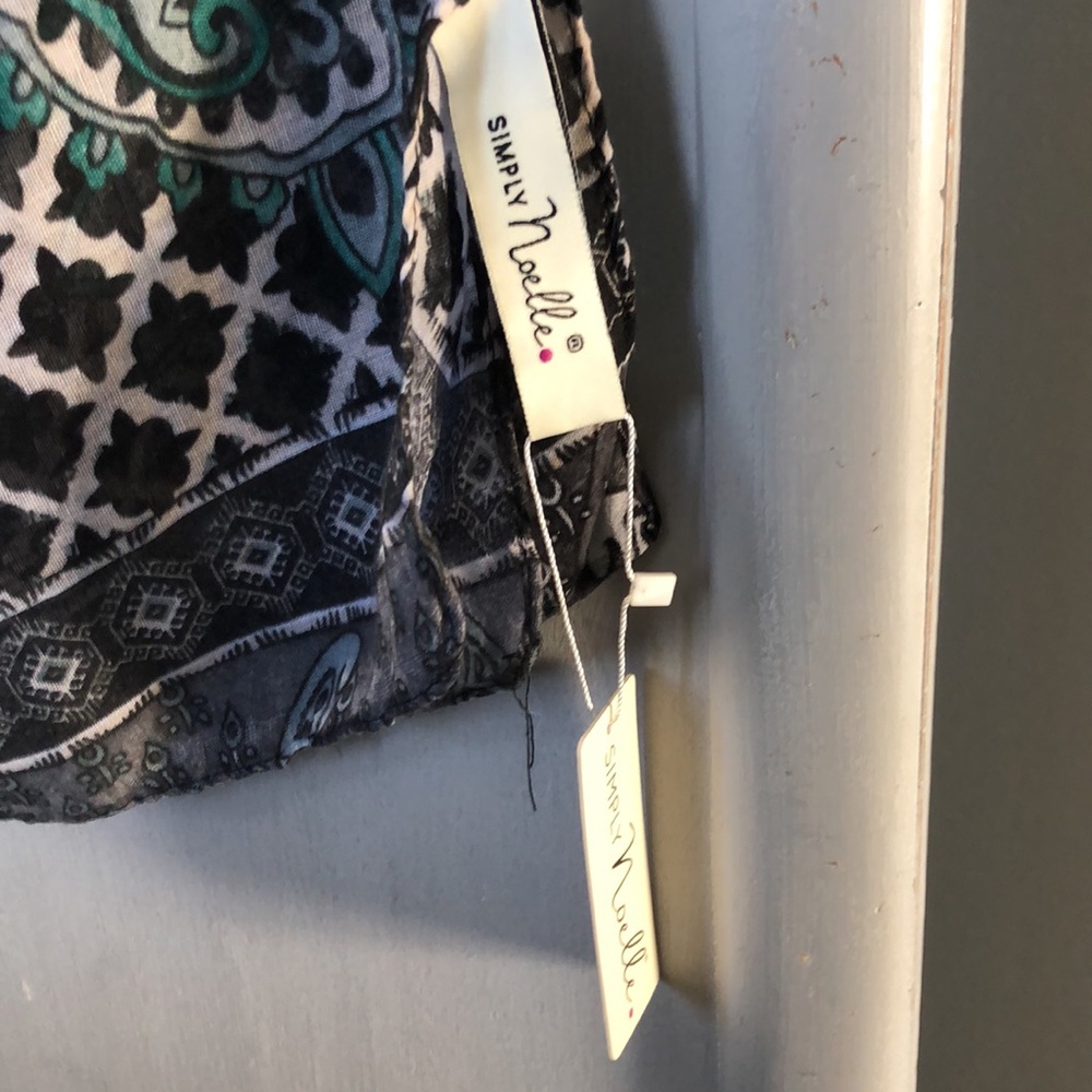 Patterned Scarf Sheer - Picture 3 of 4